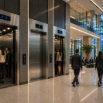 elevadores comerciales modernos en edificio inmobiliario en México con alto flujo y diseño eficiente