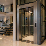 elevador residencial moderno en casa de lujo en México con diseño minimalista y estructura de vidrio