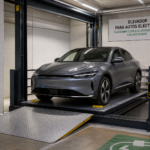 Elevadores para autos eléctricos en México con plataforma completa, apoyo en ruedas y acceso seguro.