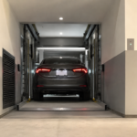 Elevadores para autos en México para accesos estrechos con plataforma compacta y entrada alineada.