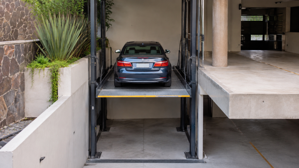Mejor elevador para autos en desniveles en México con plataforma guiada entre dos niveles de estacionamiento.