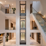 Elevadores residenciales para viviendas de varios niveles con cabina compacta y accesos alineados entre plantas.